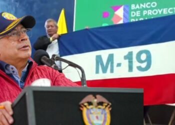 Petro pide exhibir la bandera de la guerrilla del M-19 en un acto público