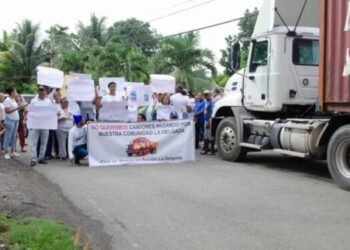 Bloquean el paso de camiones en comunidad de Santiago
