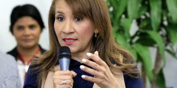 Soraima Cuello: con una  excesiva publicidad se nos vende un bienestar inexistente.