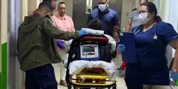 Trasladan al Hospital de Boston adolescente afectado en el incendio de Salcedo