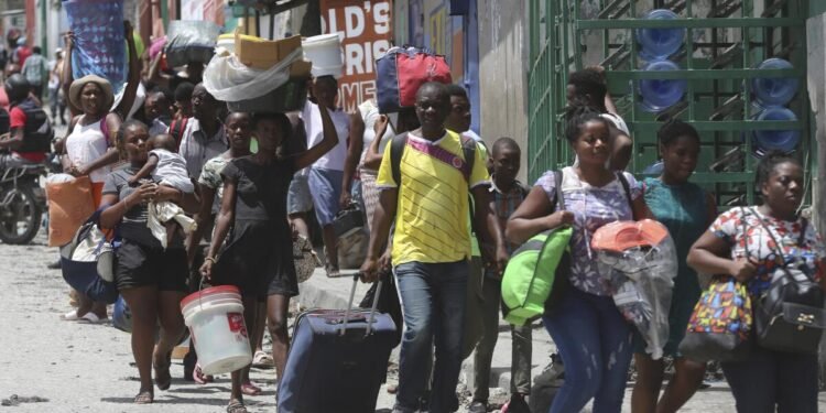 Cerca de 100.000 personas huyeron de Puerto Príncipe en un mes (ONU)