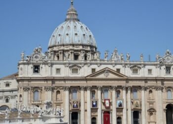 El Vaticano considera el cambio de sexo y la maternidad subrogada “violaciones de la dignidad humana”