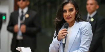 La vicepresidenta de Ecuador acusa a Noboa de hostigamiento y reitera que no va a dimitir