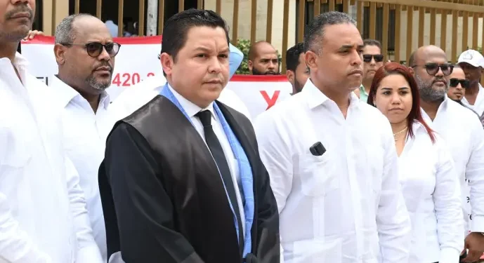 Aplazan audiencia que anularía decreto que prohíbe importar vehículos usados