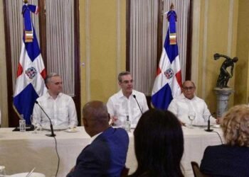 Gobierno y sindicatos acordarán aumento sueldos cada cinco años