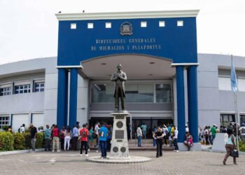 Ciudadanos se siguen quejando de las largas horas de espera en la Dirección General de Pasaportes