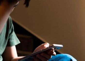 Estudio revela que 4 de cada 10 menores latinos conversa en internet con desconocidos