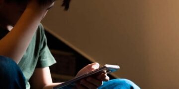 Estudio revela que 4 de cada 10 menores latinos conversa en internet con desconocidos