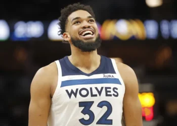 Karl Towns avanza a los playoffs NBA por primera vez en su carrera