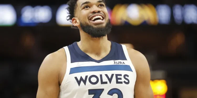 Karl Towns avanza a los playoffs NBA por primera vez en su carrera