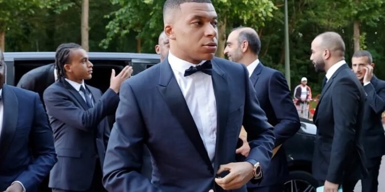 Mbappé organiza una gran cena de despedida en París