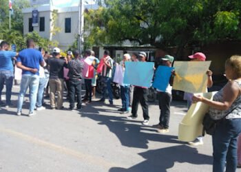 Propietarios de viviendas demolidas por muro fronterizo reclaman al Gobierno que ordene pagos de sus terrenos
