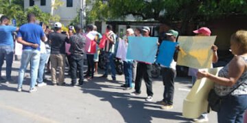 Propietarios de viviendas demolidas por muro fronterizo reclaman al Gobierno que ordene pagos de sus terrenos