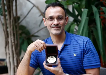 Carlos Umaña, nobel de la paz: “Hoy hay más de mil Hiroshimas en una sola bomba nuclear»