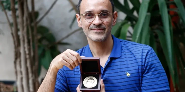 Carlos Umaña, nobel de la paz: “Hoy hay más de mil Hiroshimas en una sola bomba nuclear»