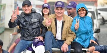 Abel Martínez culmina caravana por el Cibao con torrencial aguacero