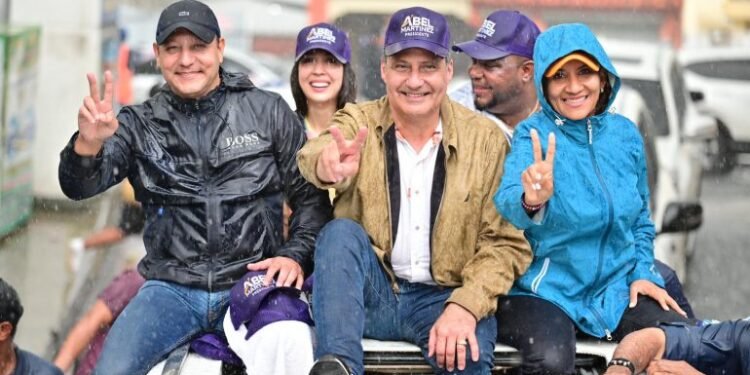 Abel Martínez culmina caravana por el Cibao con torrencial aguacero