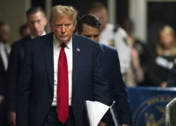 El juez en el juicio por dinero secreto de Trump amenazó con retirar a un testigo del tribunal por comportamiento en el estrado