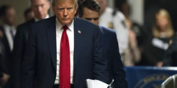 El juez en el juicio por dinero secreto de Trump amenazó con retirar a un testigo del tribunal por comportamiento en el estrado