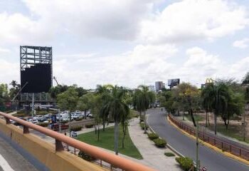 Construyen el Los Próceres con Kennedy la valla publicitaria ‘más grande del Caribe’