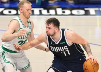 Dallas aplasta 122-84 a Boston y evita la barrida en las Finales de la NBA