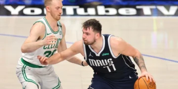 Dallas aplasta 122-84 a Boston y evita la barrida en las Finales de la NBA
