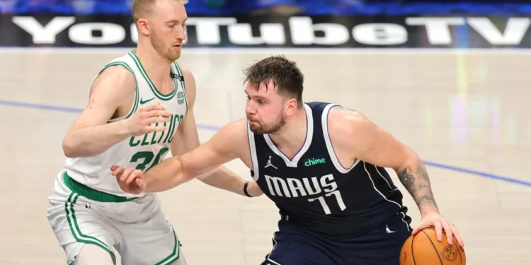 Dallas aplasta 122-84 a Boston y evita la barrida en las Finales de la NBA