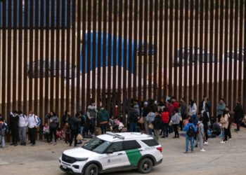 Defensores de migrantes demandan a Biden por restringir asilo en frontera