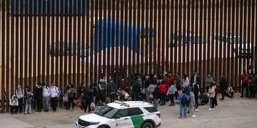 Defensores de migrantes demandan a Biden por restringir asilo en frontera