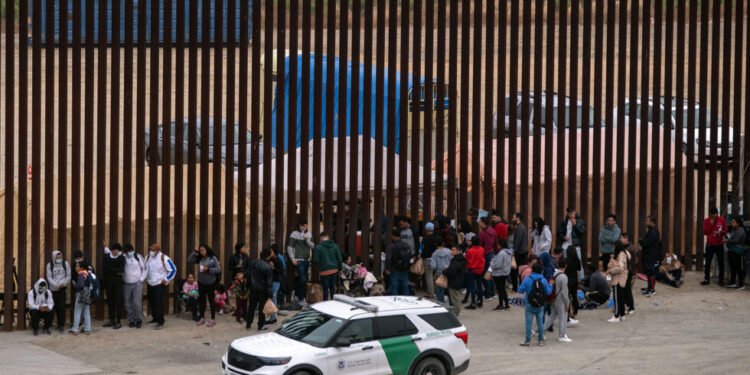 Defensores de migrantes demandan a Biden por restringir asilo en frontera