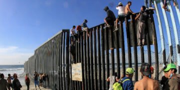 Tras las nuevas restricciones, menos migrantes pueden pedir asilo en la frontera de EE.UU.