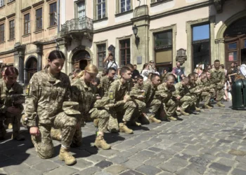 Los ucranianos despiden con dolor y orgullo a sus caídos en la guerra frente a Rusia