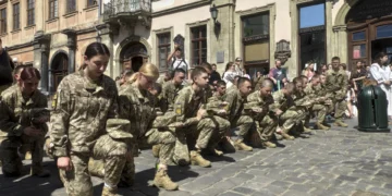 Los ucranianos despiden con dolor y orgullo a sus caídos en la guerra frente a Rusia