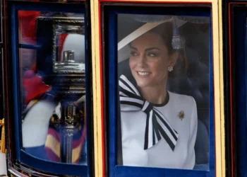 La princesa Catalina reaparece a bordo de una carroza con sus hijos