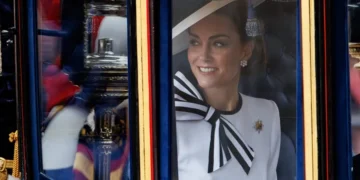 La princesa Catalina reaparece a bordo de una carroza con sus hijos