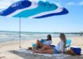 Adiós a la sombrilla en la playa: el genial invento que da sombra para cuatro personas y se instala fácil en tres minutos