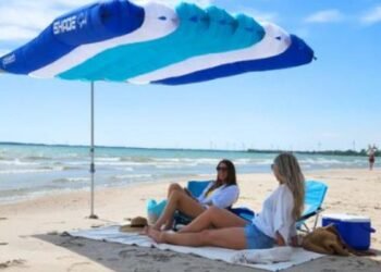 Adiós a la sombrilla en la playa: el genial invento que da sombra para cuatro personas y se instala fácil en tres minutos