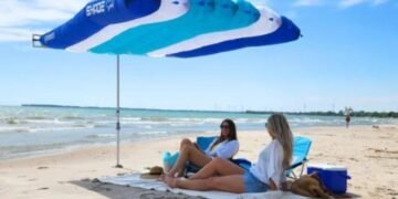 Adiós a la sombrilla en la playa: el genial invento que da sombra para cuatro personas y se instala fácil en tres minutos