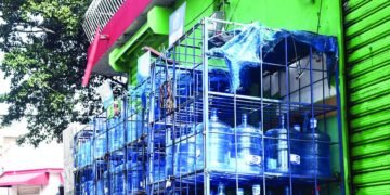 Agua embotellada expuesta al sol no tiene calidad y puede ser dañina