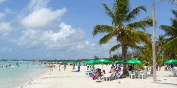 Alcaldía y Turismo trabajan en la Rehabilitación de Infraestructuras en Boca Chica