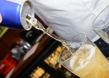 Los riesgos de combinar alcohol con bebidas energizantes