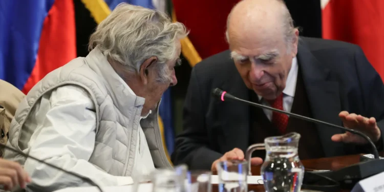 Mujica y Sanguinetti piden voluntad política para impulsar la integración en Latinoamérica