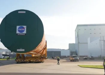 Cohete de la NASA que se usará en primera misión tripulada a la Luna sale de la fábrica