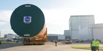 Cohete de la NASA que se usará en primera misión tripulada a la Luna sale de la fábrica