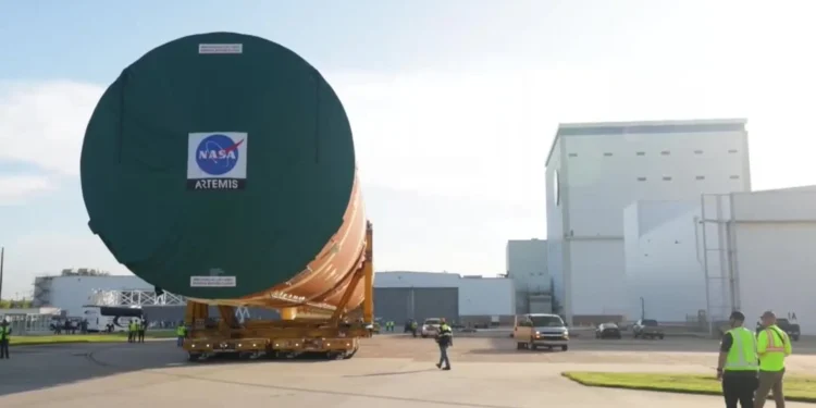 Cohete de la NASA que se usará en primera misión tripulada a la Luna sale de la fábrica