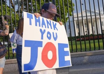 Decisión de Biden de abandonar contienda deja a demócratas aliviados y mirando hacia el futuro