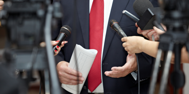 La paradoja de la comunicación política en Suramérica: Redes sociales vs. ruedas de prensa