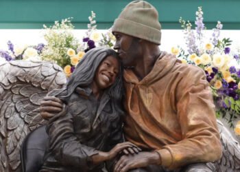 Los Lakers colocan una estatua de Kobe Bryant junto a su hija