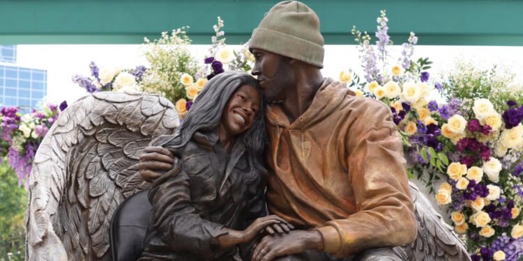 Los Lakers colocan una estatua de Kobe Bryant junto a su hija