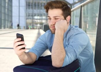 Desplazarse por videos breves en línea, aumenta el aburrimiento, según un nuevo estudio